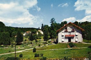 1960 - L'Hotel Chalet de Warren accueille les touristes et les amateurs de mini-golf