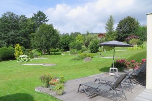 Le chalet de Warren - terrasse de la piscine avec vue sur le parc