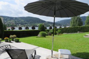 Le chalet de Warren - terrasse de la piscine avec vue sur le lac