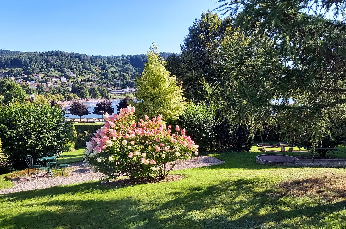 Le chalet de Warren en 2025 - vue du parc et lac de Gérardmer